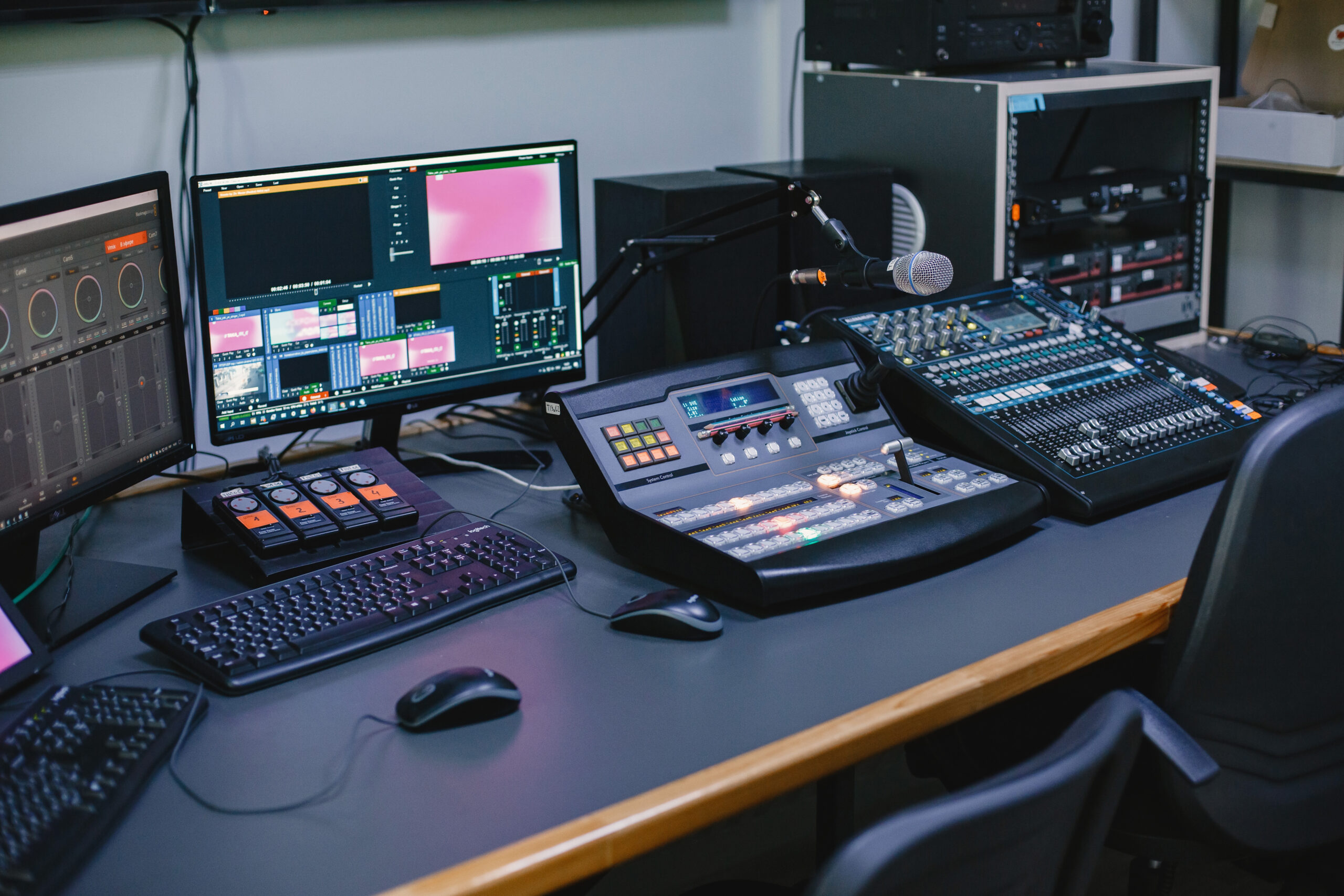 Close up of sound engineer studio with equipment dp-audiovisueel, audiovisueel, diensten, audiovisuele diensten, daniël Plantinga